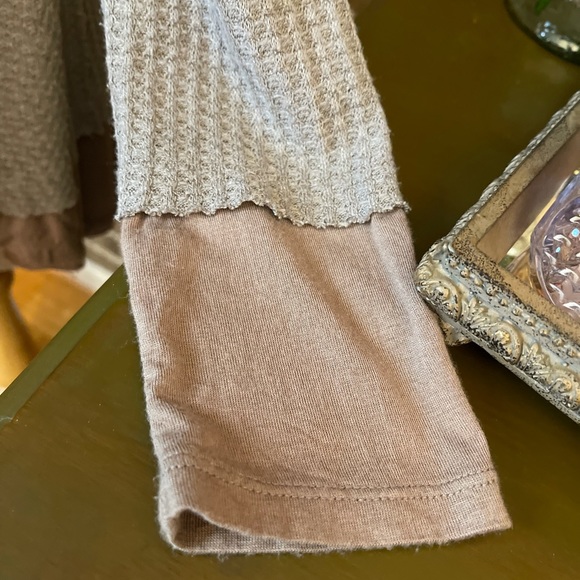 Taupe colored boutique Waffle tunic - Picture 5 of 13